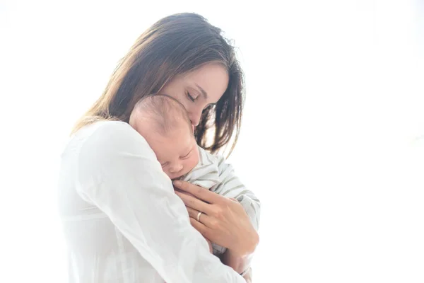 Giovane Madre Tenendo Suo Neonato Casa Soggiorno Retroilluminato — Foto Stock