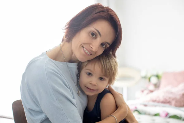 Retrato Madre Niño Abrazándose Sobre Fondo Blanco Retroiluminado Disfrutando Tiempo — Foto de Stock