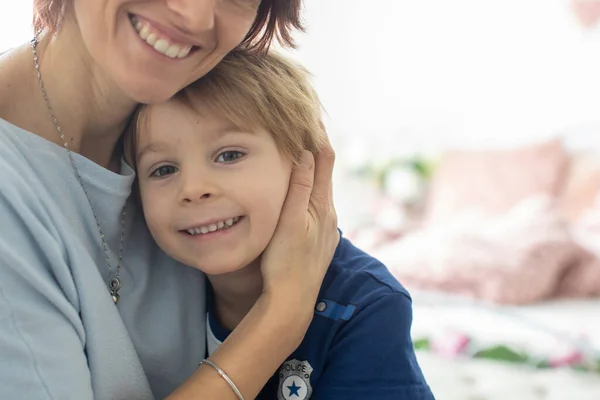 母親と子供の肖像画 バックライト付きの白い背景に抱きしめ 家族の時間を一緒に楽しむ — ストック写真