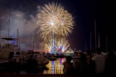 Aile, Monako 'da havai fişek gösterisi, yaz mevsimi Monako limanında