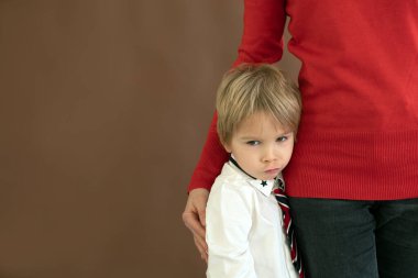 Tatlı çocuk, izole edilmiş arka planda şık giyinen çocuk, farklı duygular gösteriyor, stüdyo çekimi.