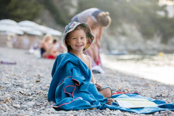 Carino Ragazzo Bambino Biondo Leggendo Libro Sulla Spiaggia Seduto Sul — Foto Stock