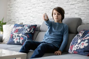 Çocuk, reşit olmayan bir çocuk, ev hapsi 19 SWAB antijen testi, evde yapılan testler, sonuç gösteriyor.