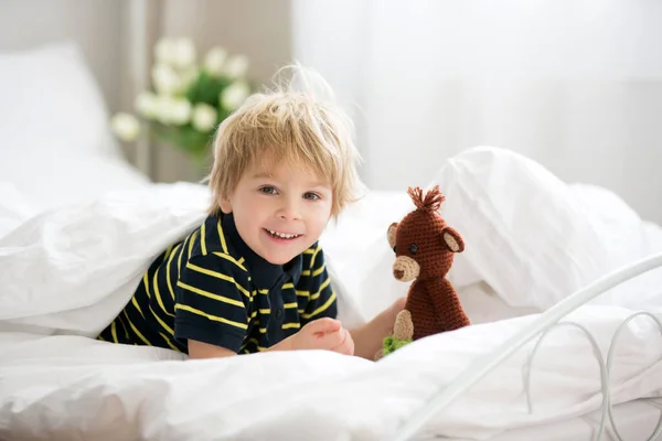 Ξανθό Μικρό Παιδί Στο Κρεβάτι Γεμιστή Μαϊμού Παίζει Πρωί Καλοκαίρι — Φωτογραφία Αρχείου
