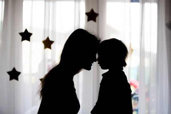 Silhouet Van Gelukkige Moeder Houden Baby Jongen Handen Geïsoleerd Wit — Stockfoto