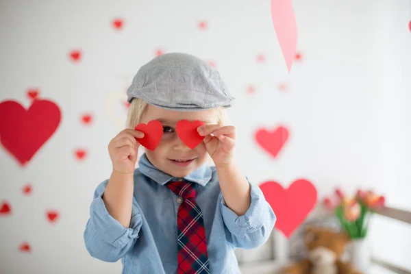 Sevimli Sarışın Çocuk Kalp Oyuncağı Tutuyor Valentine Için Kalplerle Oynuyor — Stok fotoğraf