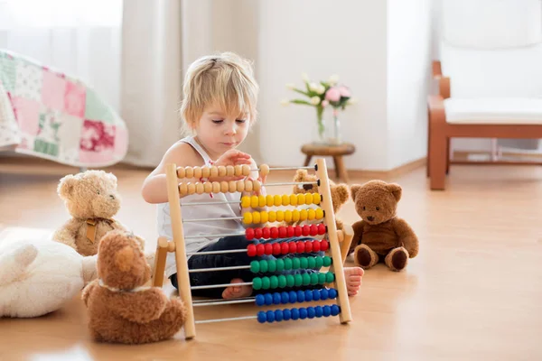 Enfant Âge Préscolaire Blond Tout Petit Jouant Avec Abaque Maison — Photo