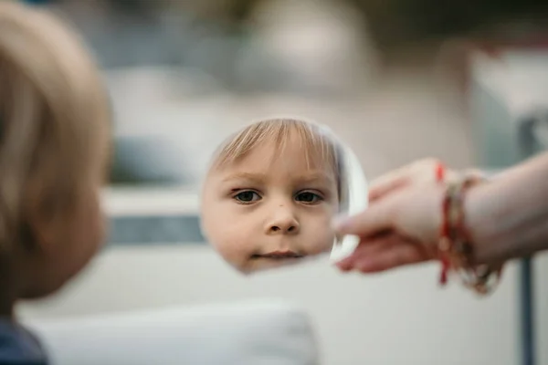 Küçük Tatlı Bir Çocuğun Yansıması Çocuk Aynaya Bakıyor Dışarıda — Stok fotoğraf