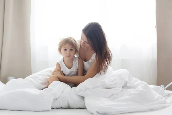 Bela Criança Loira Sua Mãe Brincando Casa Manhã Cama Sorrindo — Fotografia de Stock