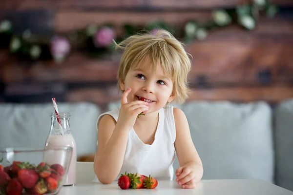 Cute Toddler Child Blond Boy Drinking Smoothie Easting Strawberries Home — Stock Photo, Image