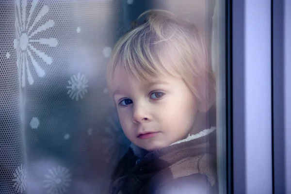 Kleiner Junge Der Hinter Dem Fenster Sitzt Und Nach Draußen — Stockfoto