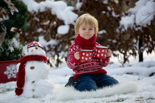 可爱的金发碧眼的孩子 和雪一起在花园里玩耍 让雪人 快乐的孩子在户外过冬 — 图库照片