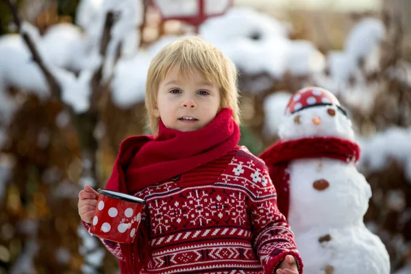 Sladké Blond Batole Dítě Chlapec Hrát Zahradě Sněhem Dělat Sněhuláka — Stock fotografie