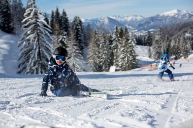 Sevimli okul öncesi çocuk, Avusturyalı kış beldesinde bulutsuz bir günde, kış Kayak