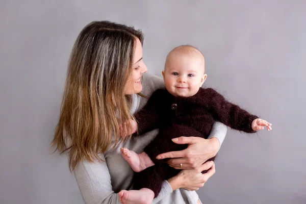 Jovem Mãe Acariciando Seu Bebê Recém Nascido Segurando Seus Braços — Fotografia de Stock