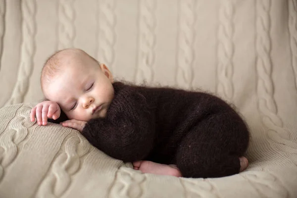 Süße Kleine Junge Handgestrickten Braunen Weichen Teddybär Overall Gekleidet Schlafen — Stockfoto