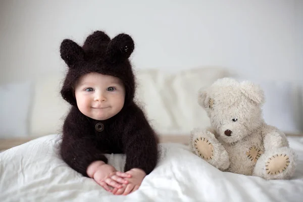 Dulce Niño Pequeño Vestido Punto Hecho Mano Marrón Suave Osito — Foto de Stock