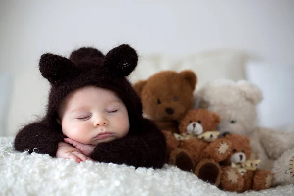 Menino Pequeno Doce Vestido Com Ursinho Pelúcia Macio Marrom Malha — Fotografia de Stock