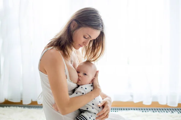 Jovem Mãe Amamentando Seu Bebê Recém Nascido Casa — Fotografia de Stock