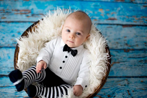 Menino Vestido Como Cavalheiros Com Arco Sorrindo Alegremente Para Câmera — Fotografia de Stock