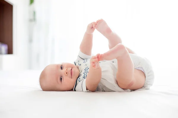 Cute Trochę Cztery Miesiące Stary Baby Boy Grając Domu Łóżku — Zdjęcie stockowe