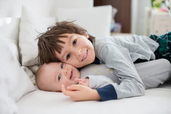 人の子供 赤ちゃんとお兄ちゃん一緒に遊んで 笑って 楽しく過ごして 朝ベッドで結合の特別な瞬間を共有 — ストック写真