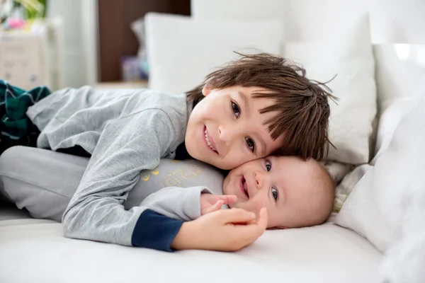 Deux Enfants Bébé Son Grand Frère Lit Matin Jouant Ensemble — Photo