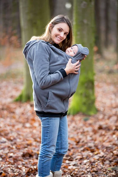 Madre Portando Suo Bambino Una Fionda All Aperto Tempo Invernale — Foto Stock