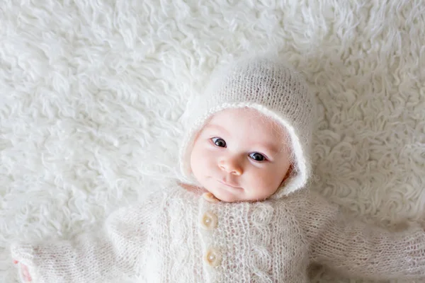 Крупний Портрет Маленького Хлопчика Білому Язаному Однокласниці Капелюсі Посміхаючись — стокове фото