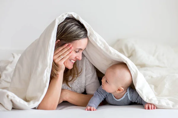 Moeder Haar Kleine Jongen Samen Spelen Slaapkamer Gelukkig Familie Concept — Stockfoto