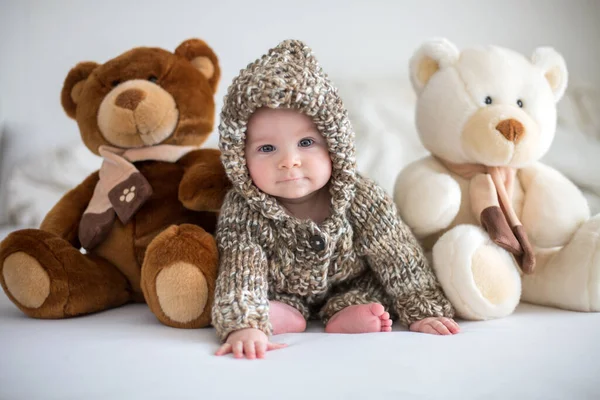 Pequeño Niño Jugando Casa Con Juguetes Peluche Suave Sentado Cama — Foto de Stock