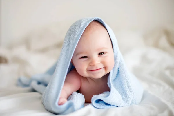 Симпатичний Маленький Хлопчик Розслабляється Ліжку Після Ванни Посміхається Щасливо День — стокове фото