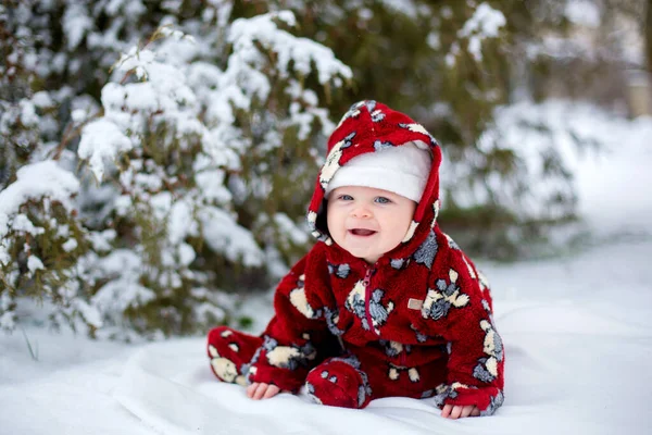 Kleine Schattige Lachende Baby Jongen Zitten Buiten Sneeuw Naast Een — Stockfoto