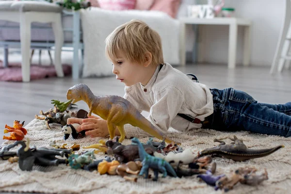 Aranyos Kisgyermek Óvodás Szőke Boz Legeltetés Állatokkal Dinoszauruszokkal Otthon — Stock Fotó