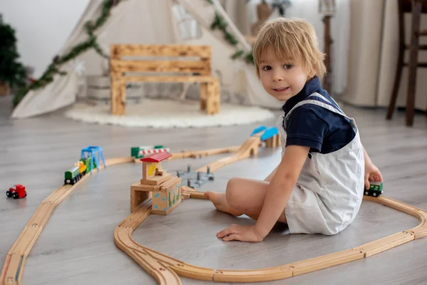 Mignon Blond Tout Petit Enfant Garçon Jouer Avec Des Trains — Photo
