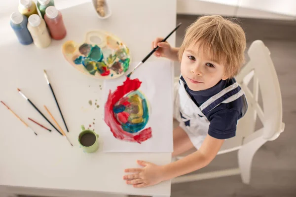 Menino Loiro Bonito Criança Pré Escolar Pintura Casa Com Cartão — Fotografia de Stock