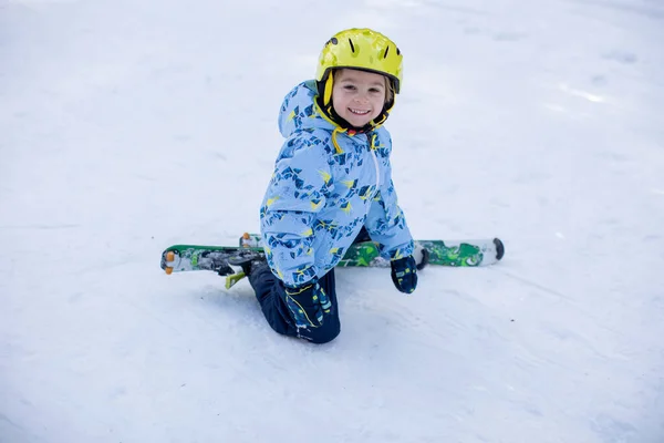 Liten Småbarn Pojke Förskolebarn Skidåkning För Första Gången Liten Skidbacke — Stockfoto