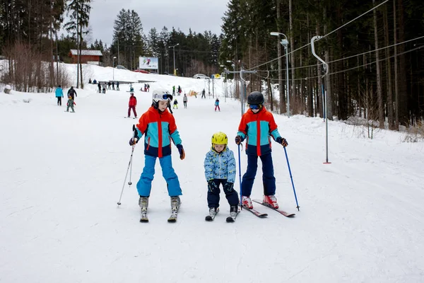 Bambini Bambini Felici Sciare Insieme Inverno Vacanze Famiglia — Foto Stock