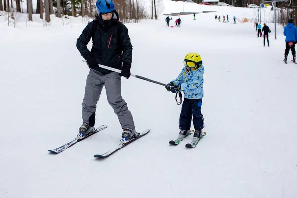 아버지 슬로프에서 처음으로 어린아이 미취학 스키를 가르치는 — 스톡 사진