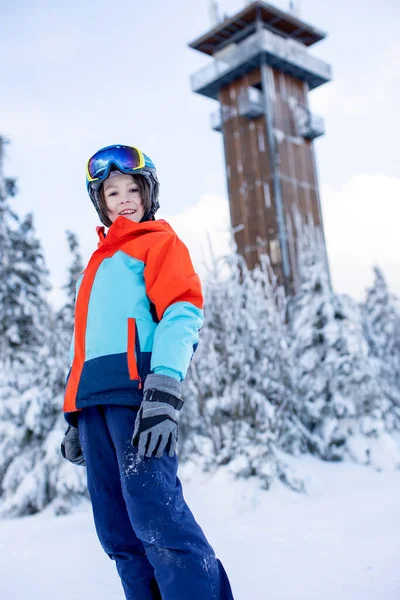 在滑雪斜坡上快乐的十几岁以下的孩子们 在雪地里过冬 — 图库照片