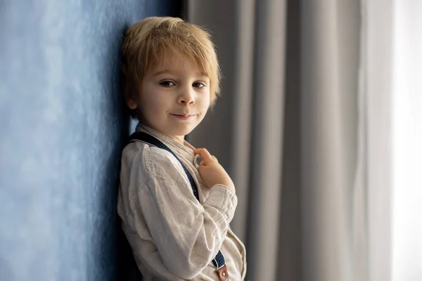 Симпатичний Портрет Блондинки Дошкільного Віку Хлопчик Синьому Фоні Тримає Іграшку — стокове фото