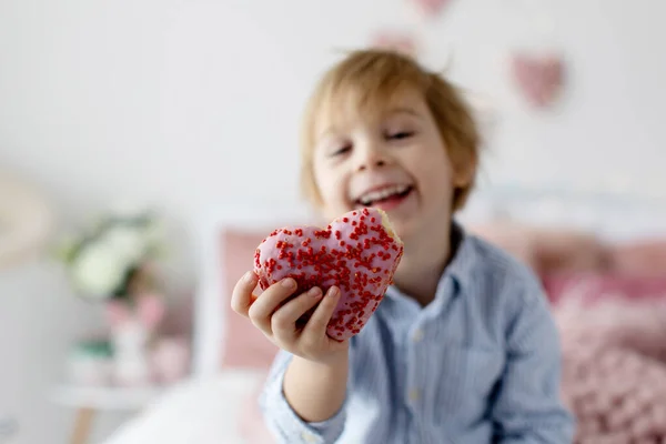 Милая Маленькая Блондинка Дошкольник Ест Розовый Пончик Форме Сердца Сделан — стоковое фото