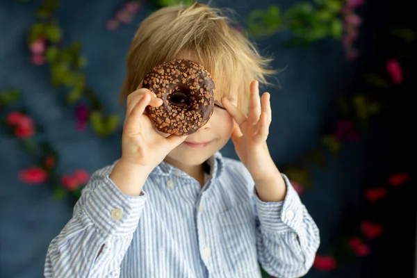 Schattig Klein Blond Kind Kleuter Roze Donut Eten Vorm Van — Stockfoto