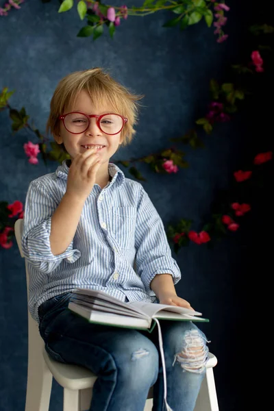 Mysig Vårstämning Hemma Barn Sitter Stolen Läser Bok Bär Glasögon — Stockfoto