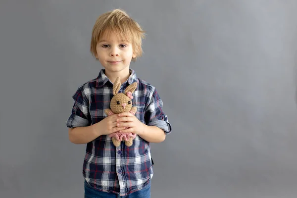 小さな幼児の子供 ブロンドの男の子 手作りの小さなぬいぐるみのおもちゃで遊んで — ストック写真