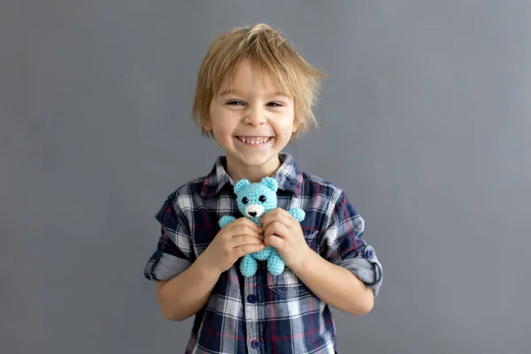 小さな幼児の子供 ブロンドの男の子 手作りの小さなぬいぐるみのおもちゃで遊んで — ストック写真