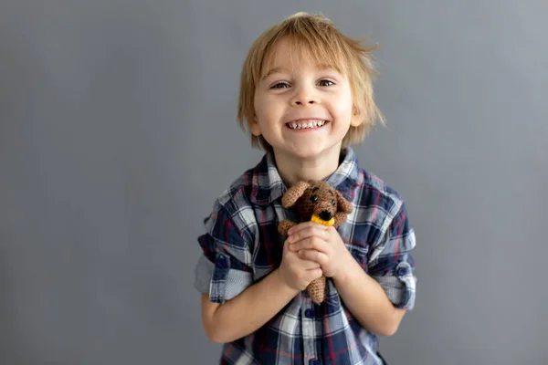 Μικρό Μικρό Παιδί Ξανθό Αγόρι Παίζει Χειροποίητο Μικρό Λούτρινο Πλεκτό — Φωτογραφία Αρχείου