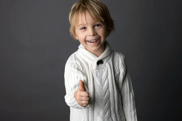 Netter Kleiner Junge Zeigt Geste Gebärdensprache Auf Grauem Hintergrund Isoliertes — Stockfoto