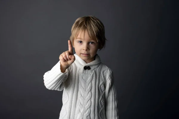 Söt Liten Småbarn Pojke Visar Gest Teckenspråk Grå Bakgrund Isolerad — Stockfoto