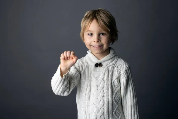 Netter Kleiner Junge Zeigt Geste Gebärdensprache Auf Grauem Hintergrund Isoliertes — Stockfoto